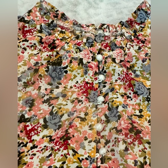 💐Shein flower blouse with buttons going down on the chest.💐 - Picture 2 of 4